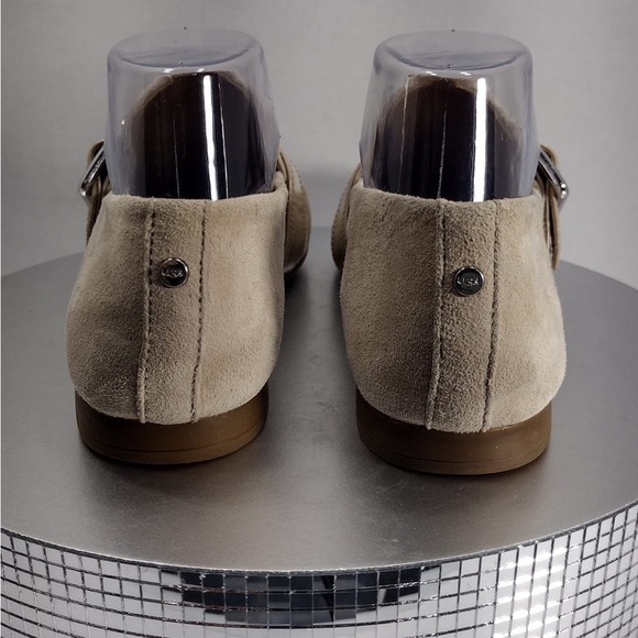 Ugg  Women’s Tan Loafers size 8 pre owned Exellent condition main image 6